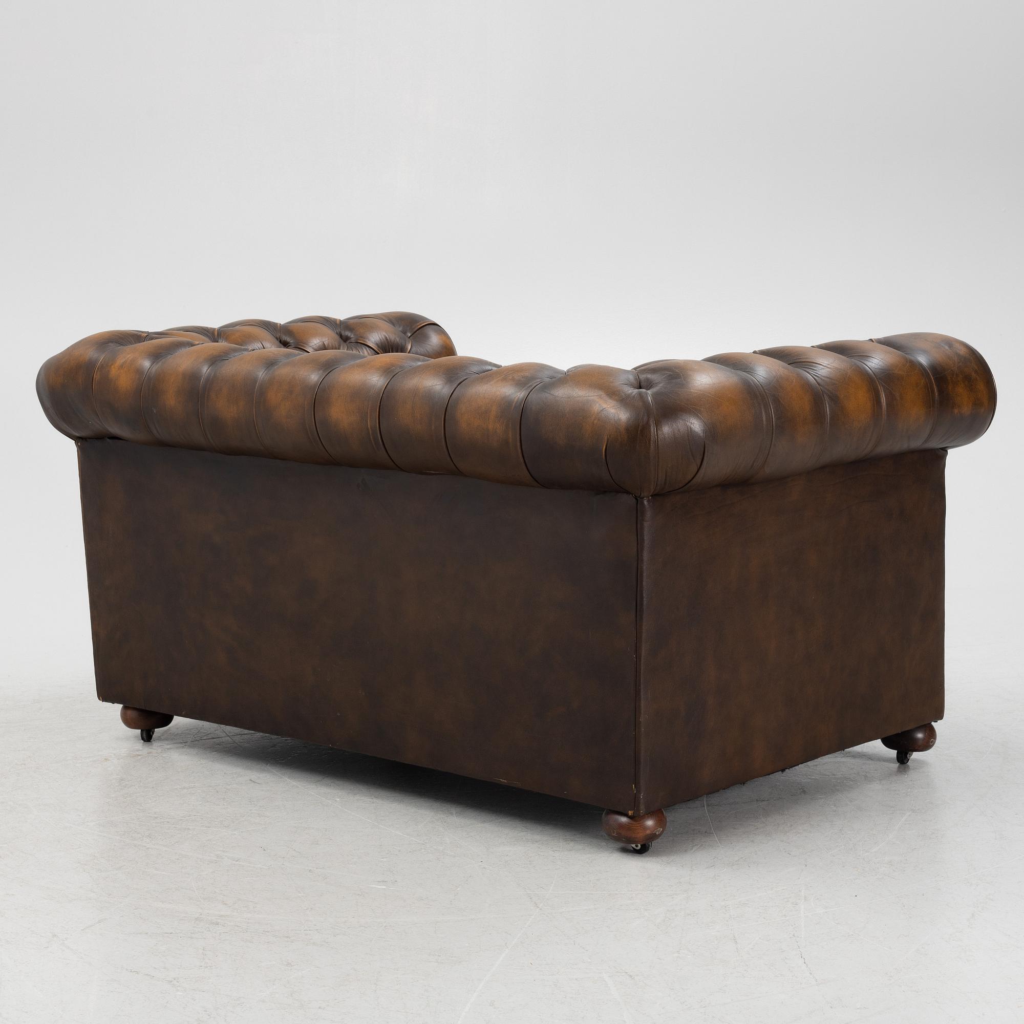 A leather upholstered Chesterfield sofa, England, second part of the 20th Century.