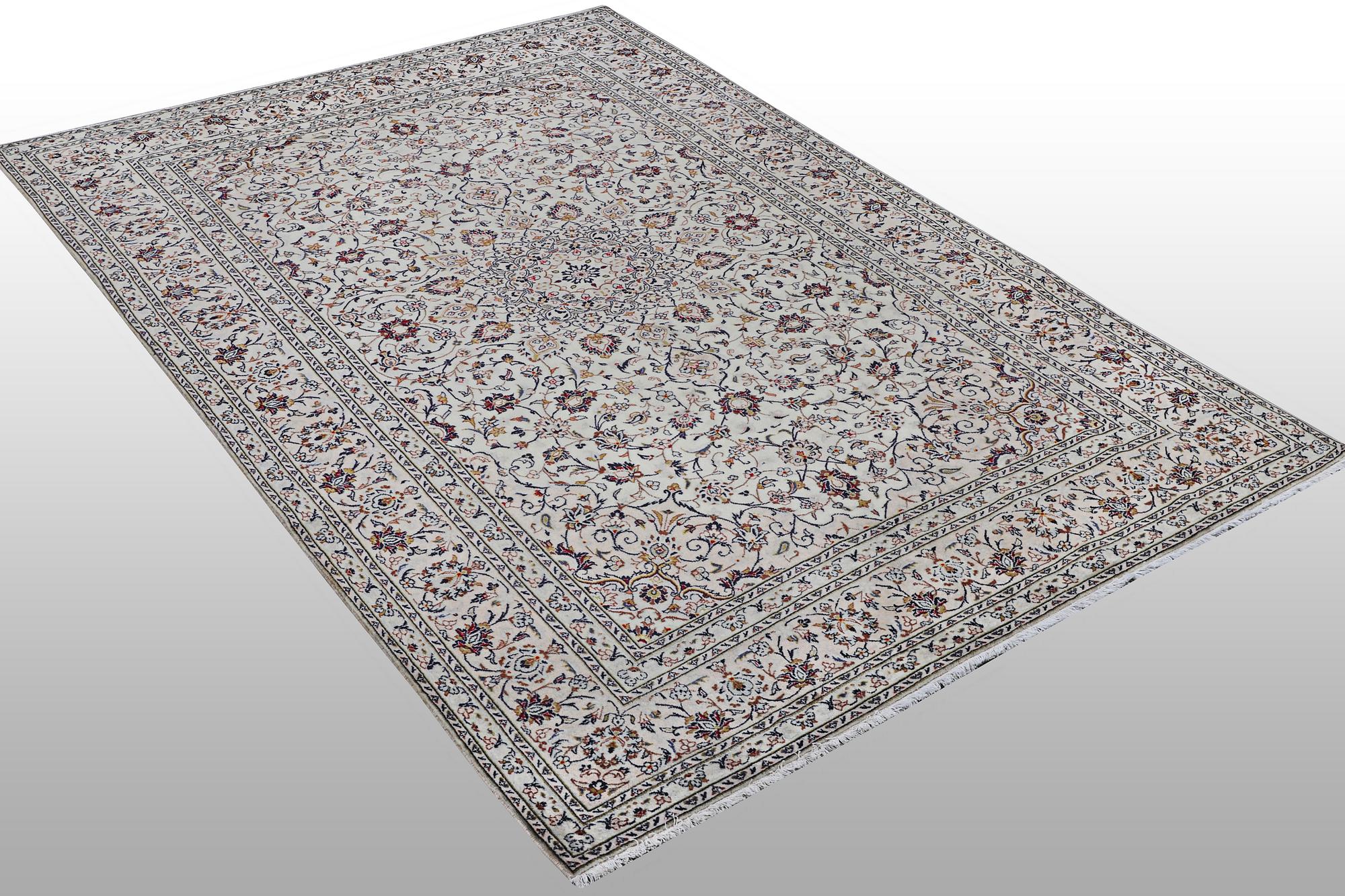 A carpet, Kashan, ca 305 x 198 cm.