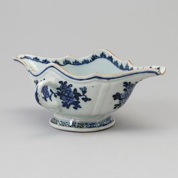 A blue and white export porcelain saucer, Qing dynasty, Qianlong (1736-95).