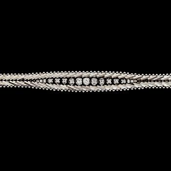 ARMBAND, 18K vitguld, diamanter. Vikt ca 29 g.