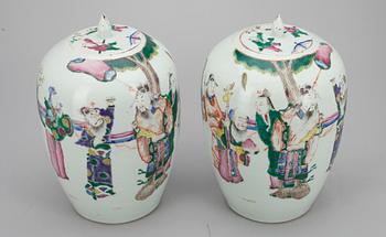 BOJANER, ett par, porslin, Kina sekelskiftet 1800/1900.