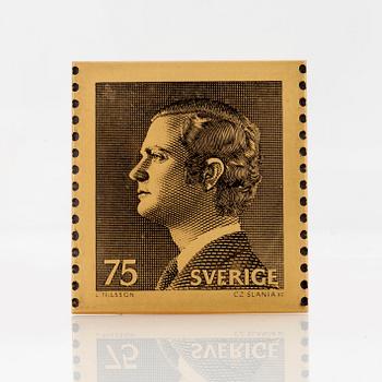 An 18K yellow gold plaque numbered 1074/1985 from 1974. Weight ca 27 grams.