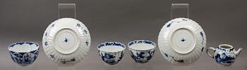 KOPPAR MED FAT samt MINIATYRKANNA, porslin, Kangxi (1662-1722), Kina.