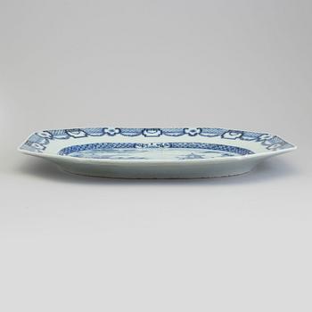 A blue and white export porcelain platter, Qing dynasty, Qianlong (1736-95).