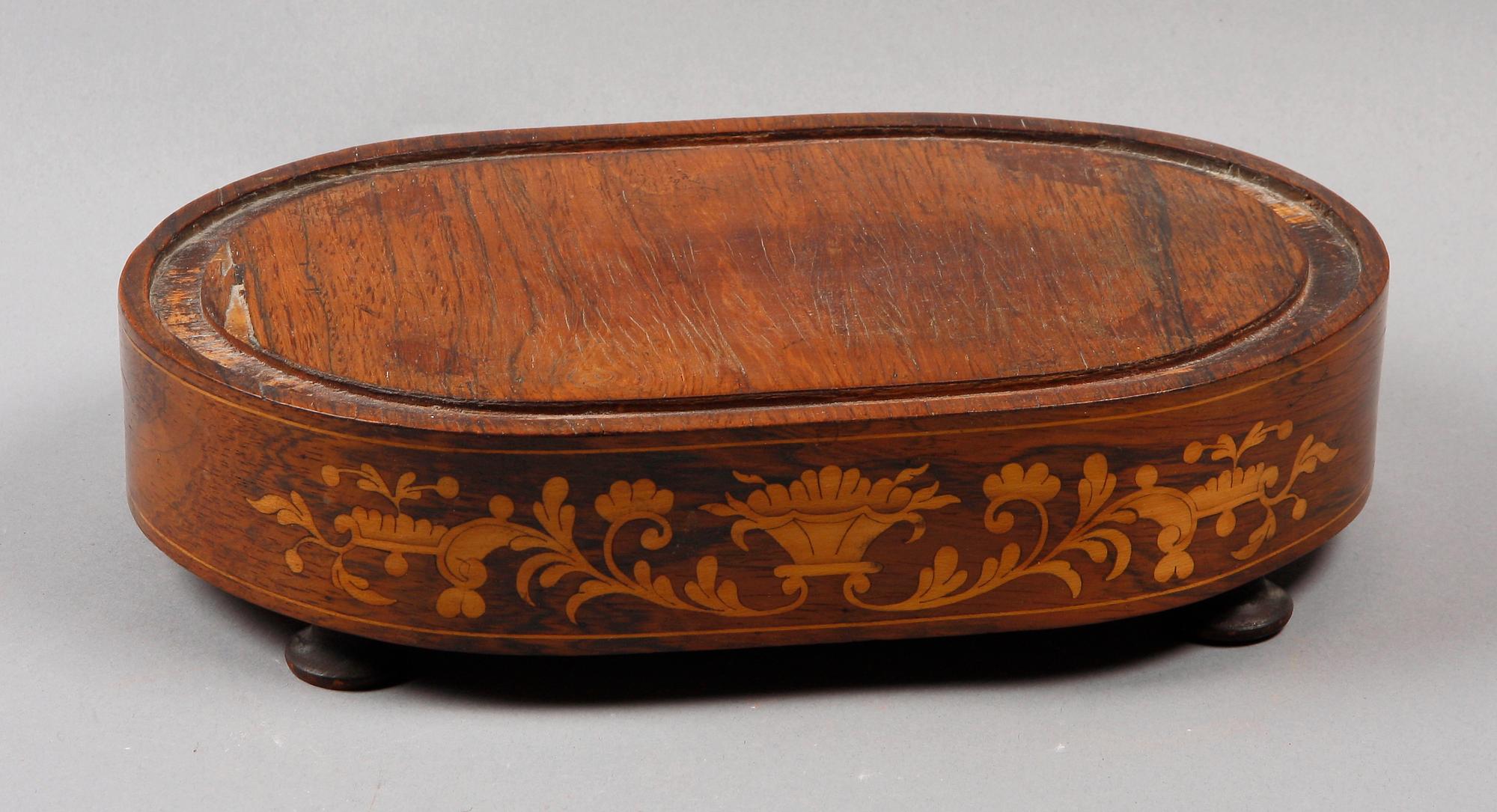 BORDSPENDYL, porslin, rokokostil, 1800-talets andra hälft. Troligen Frankrike.