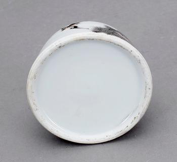 KOPP PÅ FAT samt BLÄCKSTÄLL, porslin, Kina, 1700-tal och sekelskiftet 1800/1900-tal.