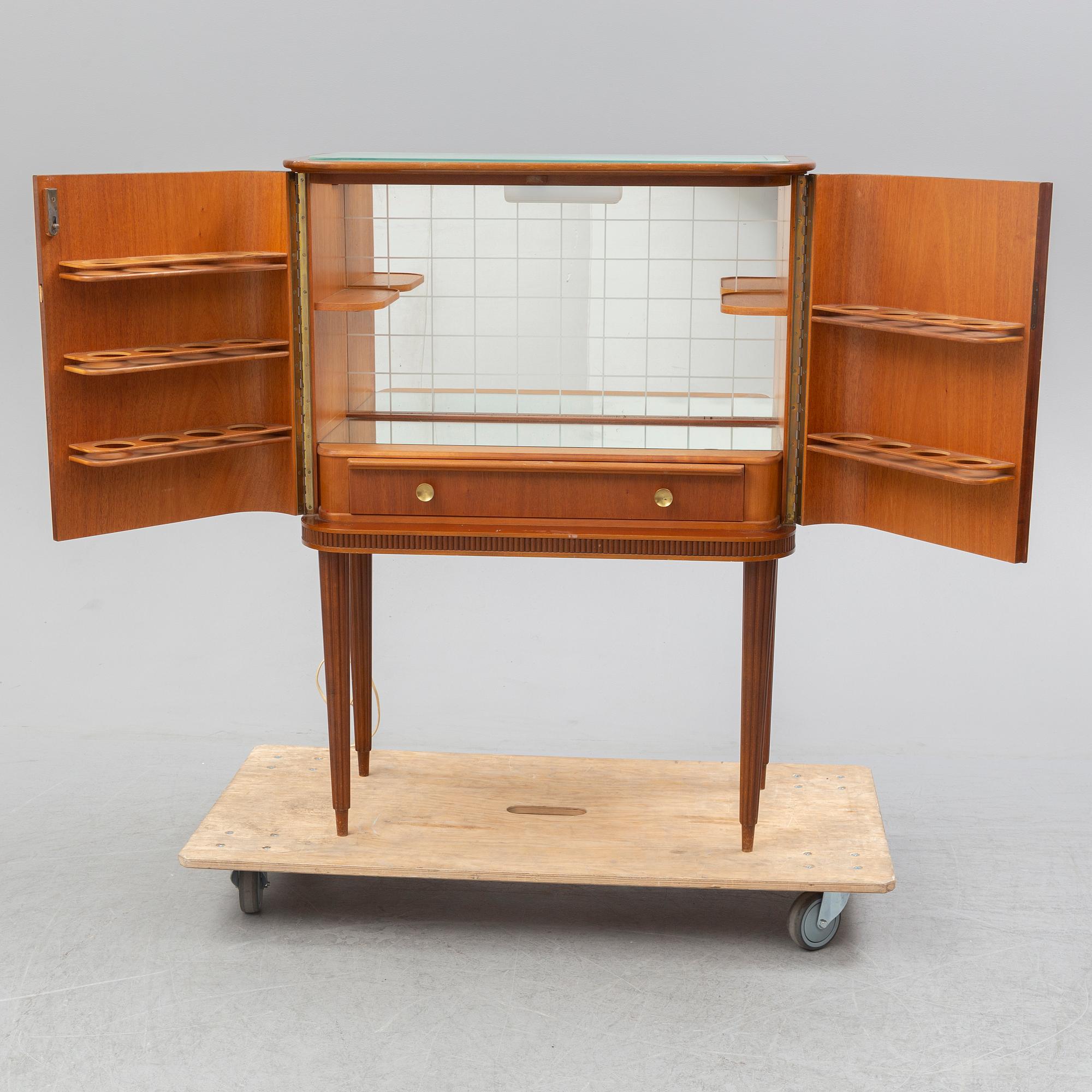 BARSKÅP, Förenade Möbelfabrikerna, Linköping. 1900-talets mitt.