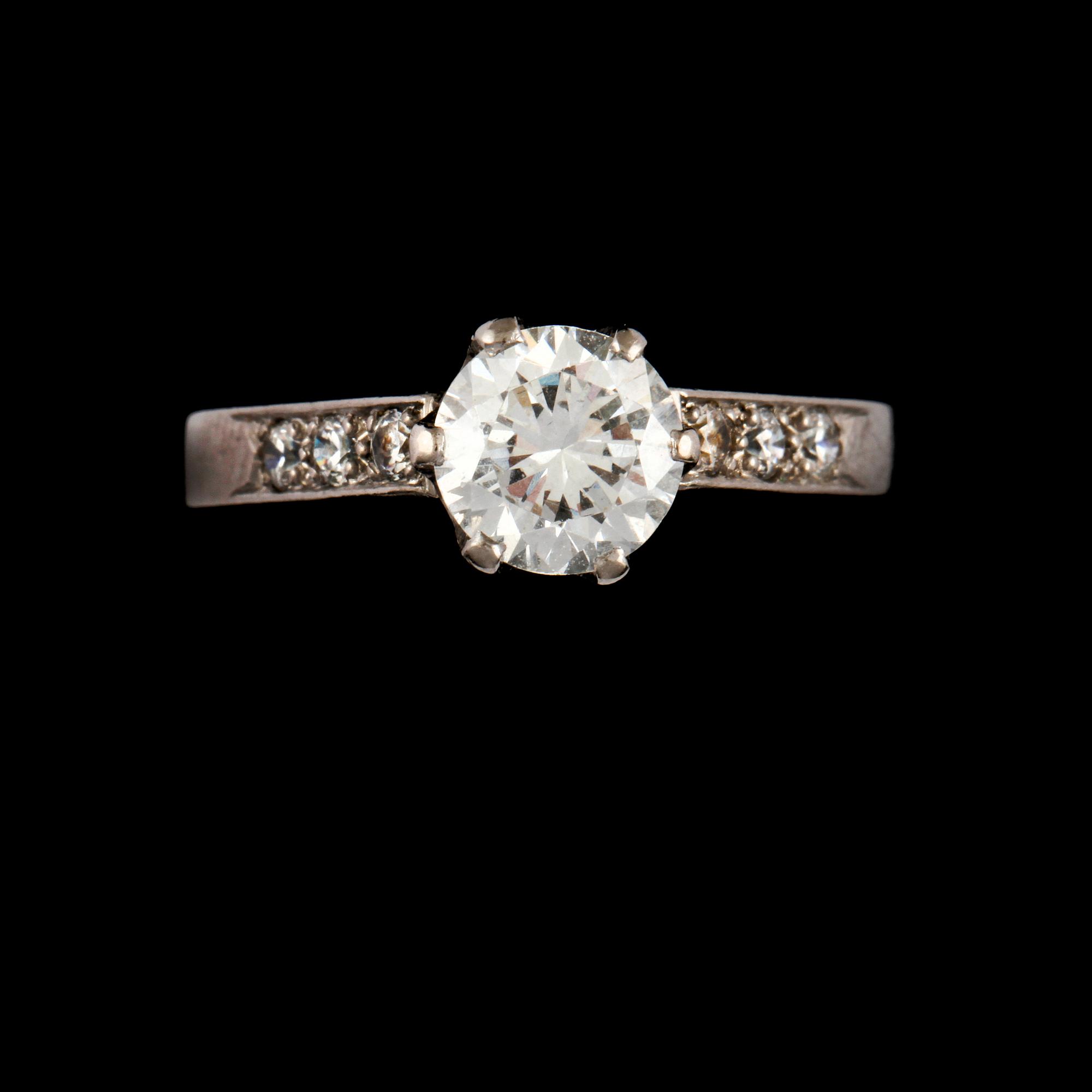 RING, 18K vitguld med fasettslipat glas, Sten Eklund, Stockholm, 1995. Vikt 4,5 gram.
