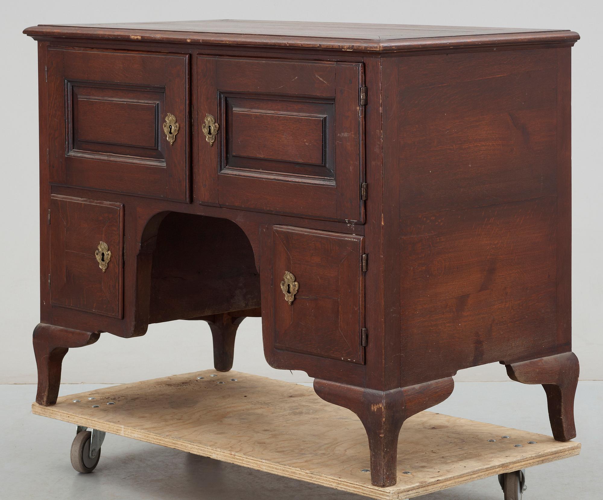 SIDEBOARD/SKÄNK, rokokostil, troligen delvis 1700-tal.