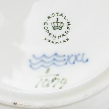 A set of 7 pieces of tableware "Musselmalet" by Royal Copenhagen.