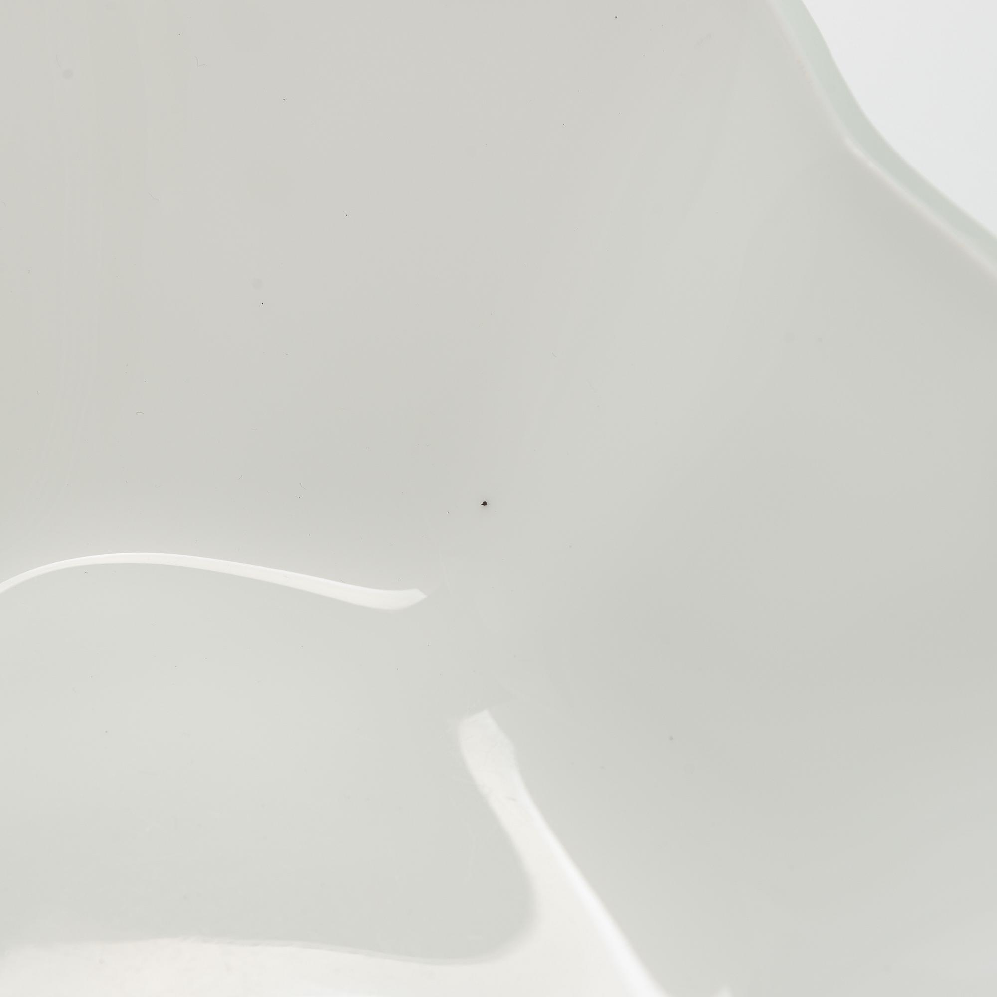 Alvar Aalto, 1 osa lasiveistoksesta, ”Aallon-kukka” 9767C, signeerattu Alvar Aalto Karhula.
