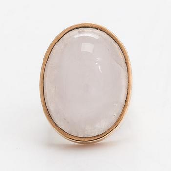 Ring, 14K vitguld och rosenkvarts. Olavi Nupponen, Helsingfors 1960.