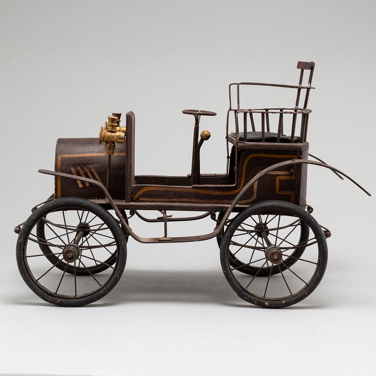 A model of a car from the early 20th century.