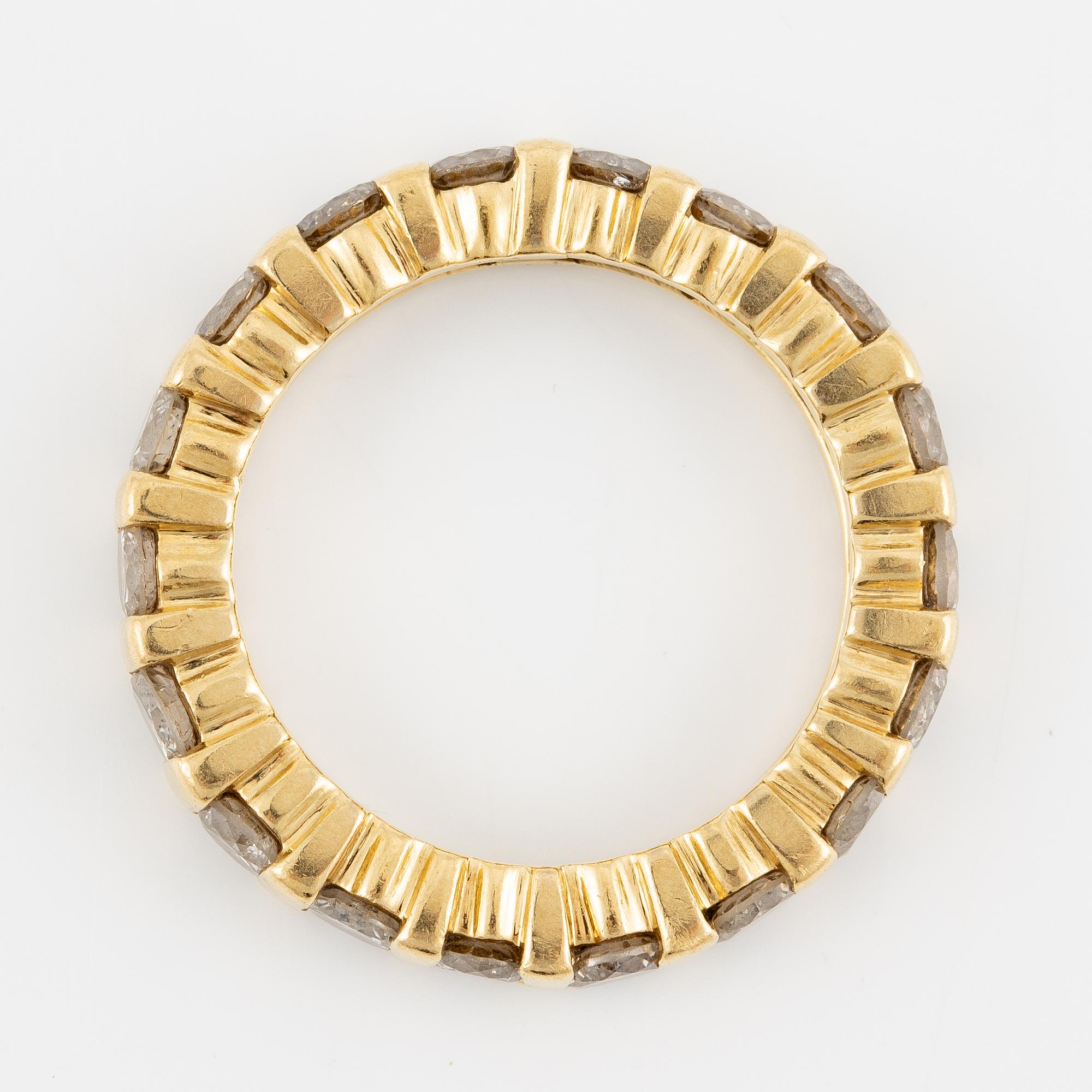 Ring of full alliance gold set with round brilliant-cut diamonds.