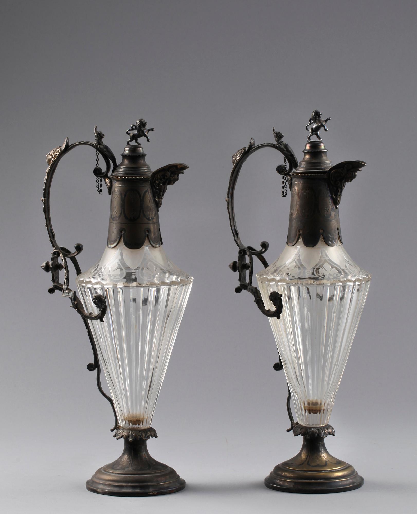 VINKARAFFER, ett par. Nyrenässans. 1800-talets slut.