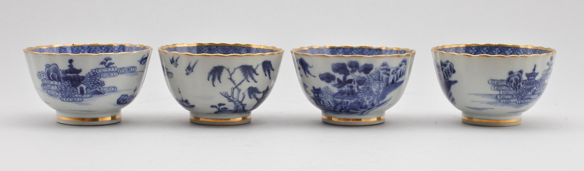 TESKÅLAR, 4 st, SAMT FAT, 2 st, snarlika, porslin, Kina, 1700-tal.