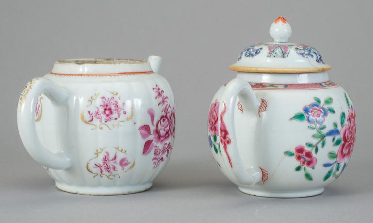 TEKANNOR, 2 st, porslin, Qingdynastin, Qianlong (1736-95).