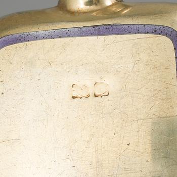 LUKTDOSA, PARFYMFLASKA och PUDERDOSA, silver och låghaltigt silver, 1900-talets första hälft/mitt.