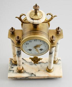 BORDSPENDYL, mässing och marmor, gustaviansk stil, 1900-talets första hälft.