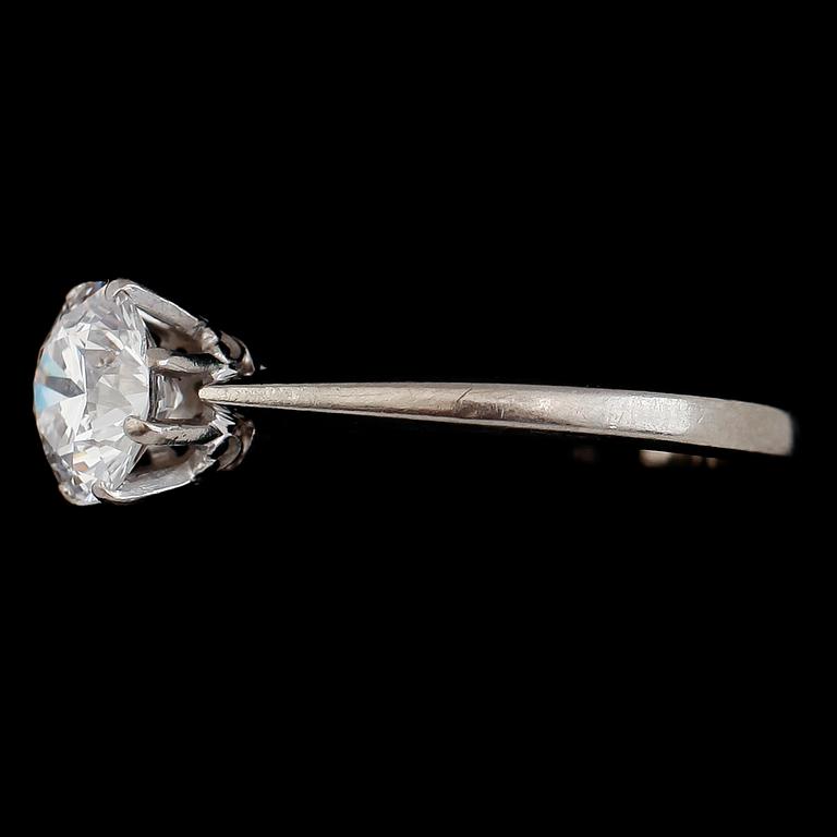 RING, 18 k vitguld, briljantslipad diamant ca 1.33 ct. SKG Stockholm 1964. Vikt ca 3,3 g.