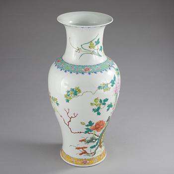 VASER, ett par, porslin, Kina sekelskiftet 1800/1900.