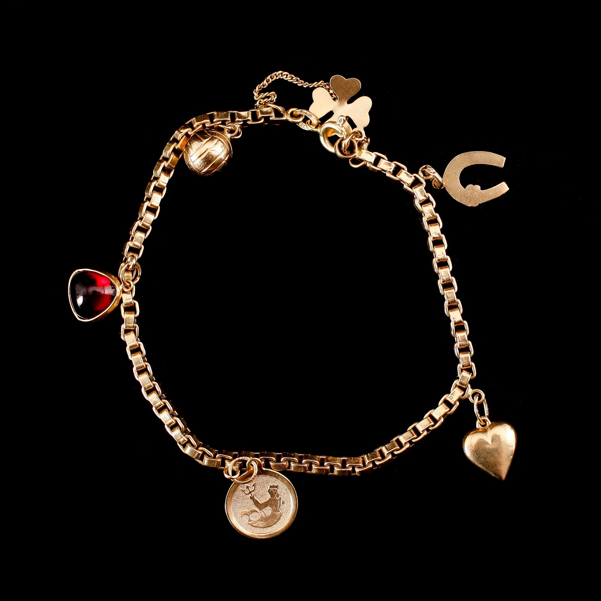 BERLOCKARMBAND, 18 k guld, med 6 berlocker. Total vikt ca 9 gram.
