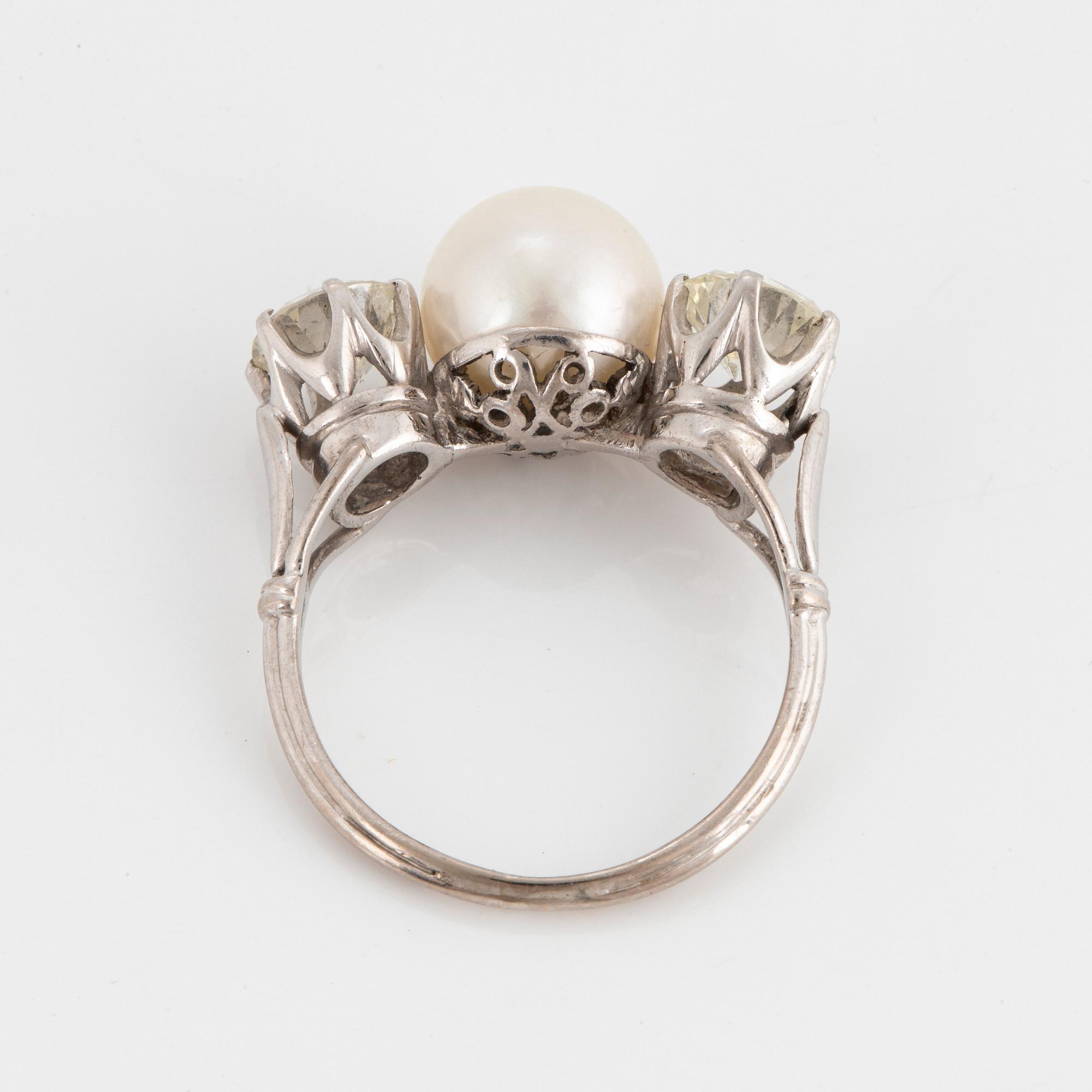 Ring 18K vitguld med en odlad pärla samt två runda briljantslipade diamanter.