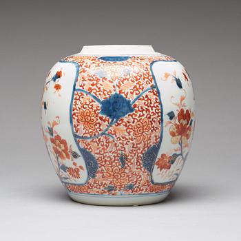 An imari jar, Qing dynasty, 18th Century.