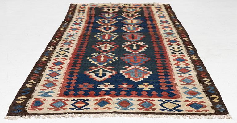 Matta, semiantik, nordvästpersisk Kelim, ca 327 x 141 cm.