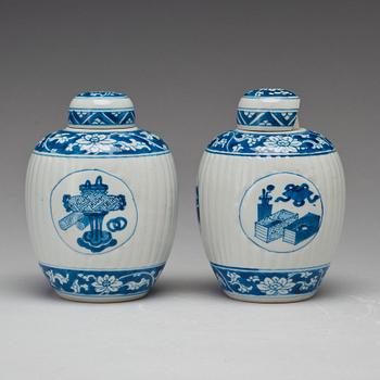 A pair of blue and white jars with covers, Qing dynasty, Kangxi (1662-1722).