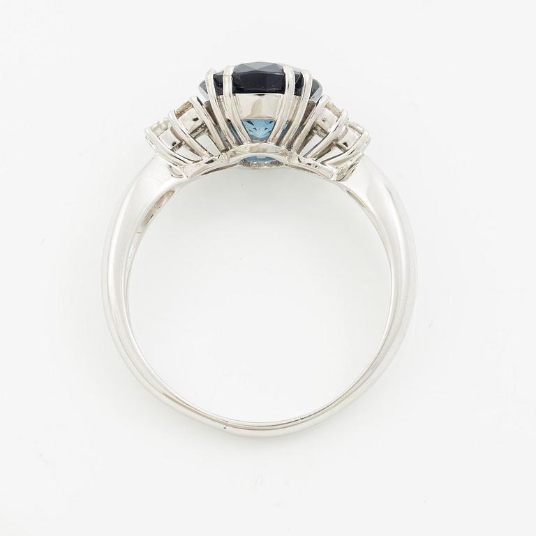 Ring 18K white gold with sapphire and brilliant-cut diamonds.