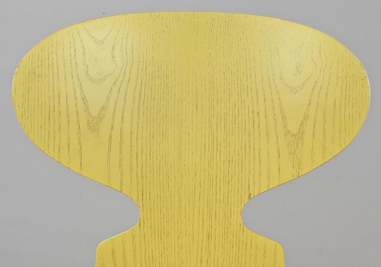 STOLAR, ett par, "Myran", Arne Jacobsen, Fritz Hansen, Danmark, tillverkade 1996.