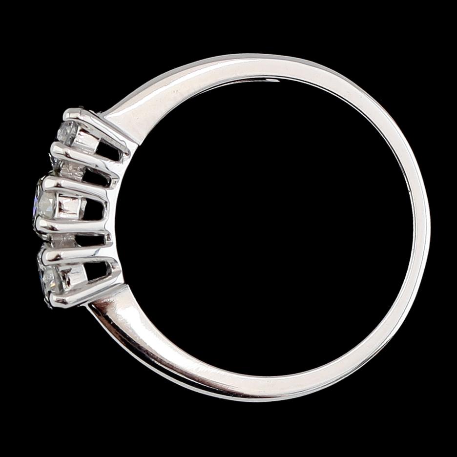 RING, 18K vitguld, 3 briljantslipade diamanter tot ca 0.84 ct.