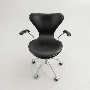 Arne Jacobsen, Office chair, "3217 Sjuan", Republic of Fritz Hansen, Denmark.