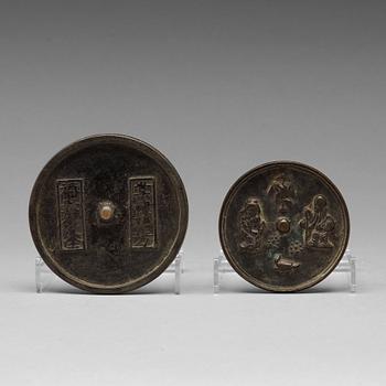 454. SPEGLAR, två stycken, brons. Mingdynastin, eller äldre.