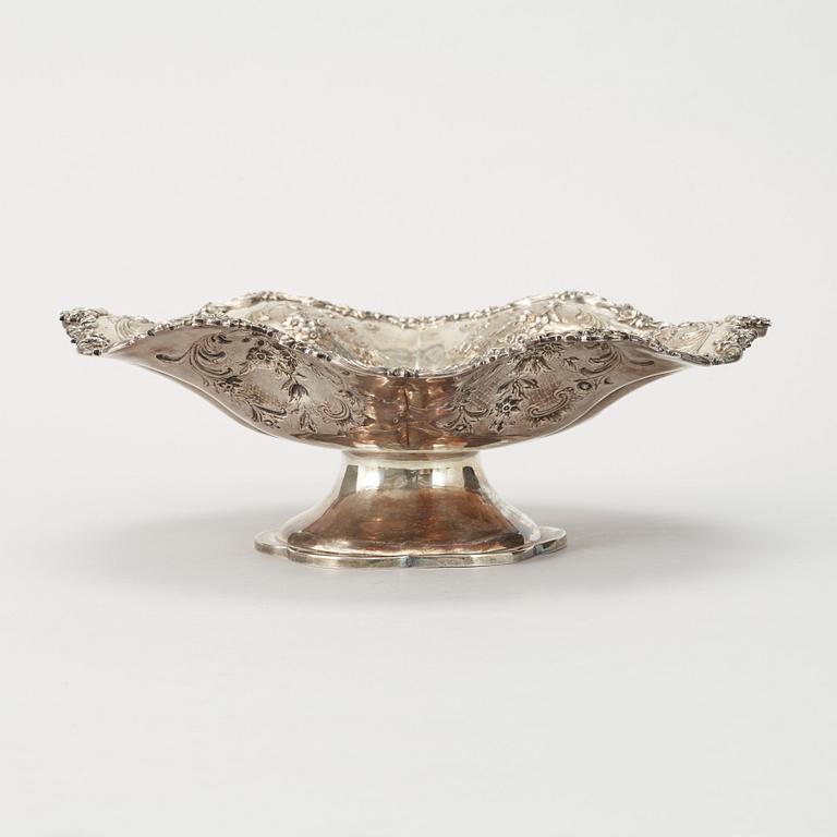 SKÅL PÅ FOT, silver, eng stämplar, Robert Henell III, London 1841 samt sve stämplar, Gustaf Möllenborg, Stockholm, 1842.