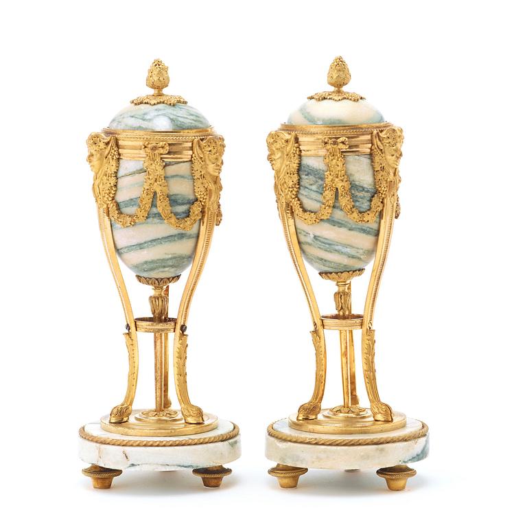 CASSOLETTER, för ett ljus, ett par, Frankrike, 1800-talets mitt, Louis XVI-stil.