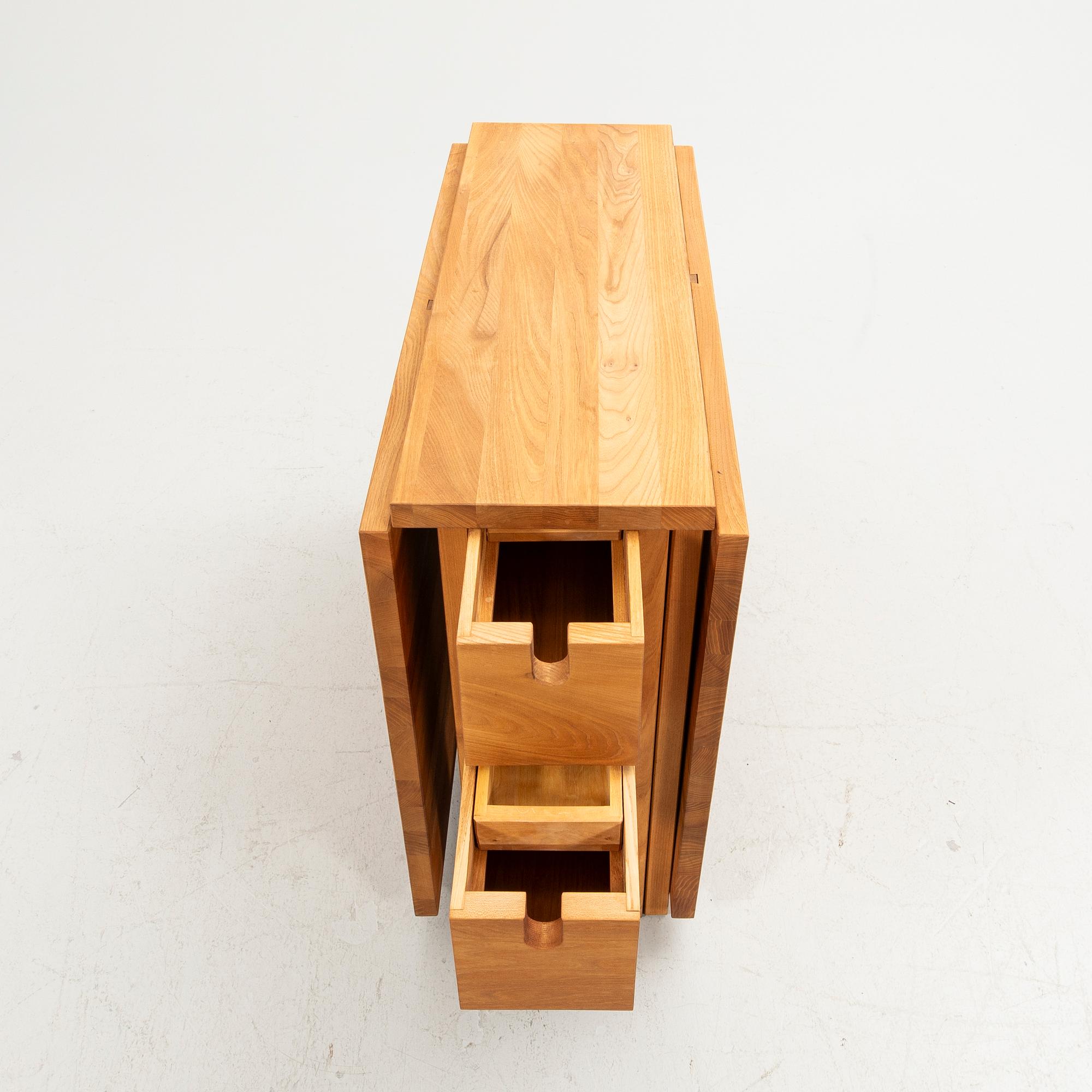 Drop-leaf table, modern manufacture.
