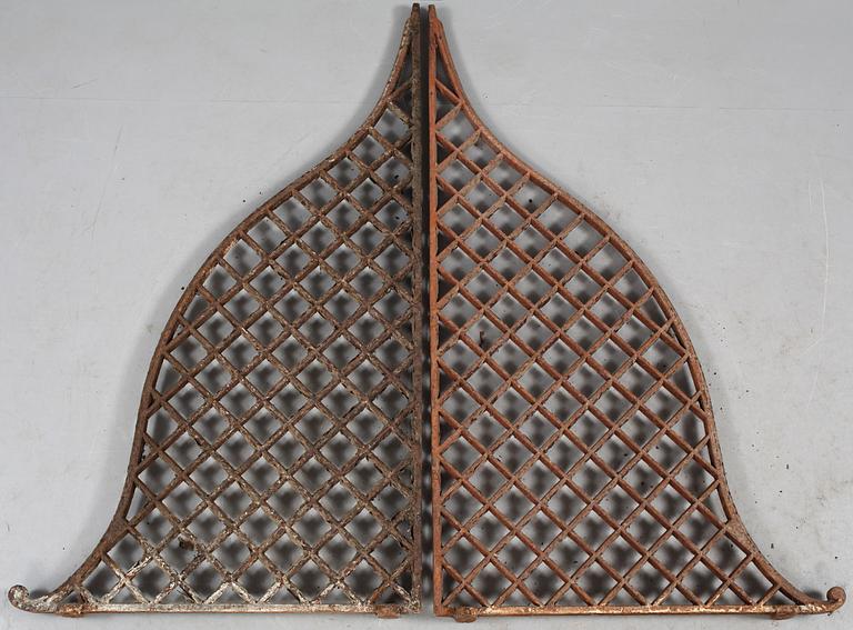 SPILTGALLER, ett par, gjutjärn, 1800-tal.