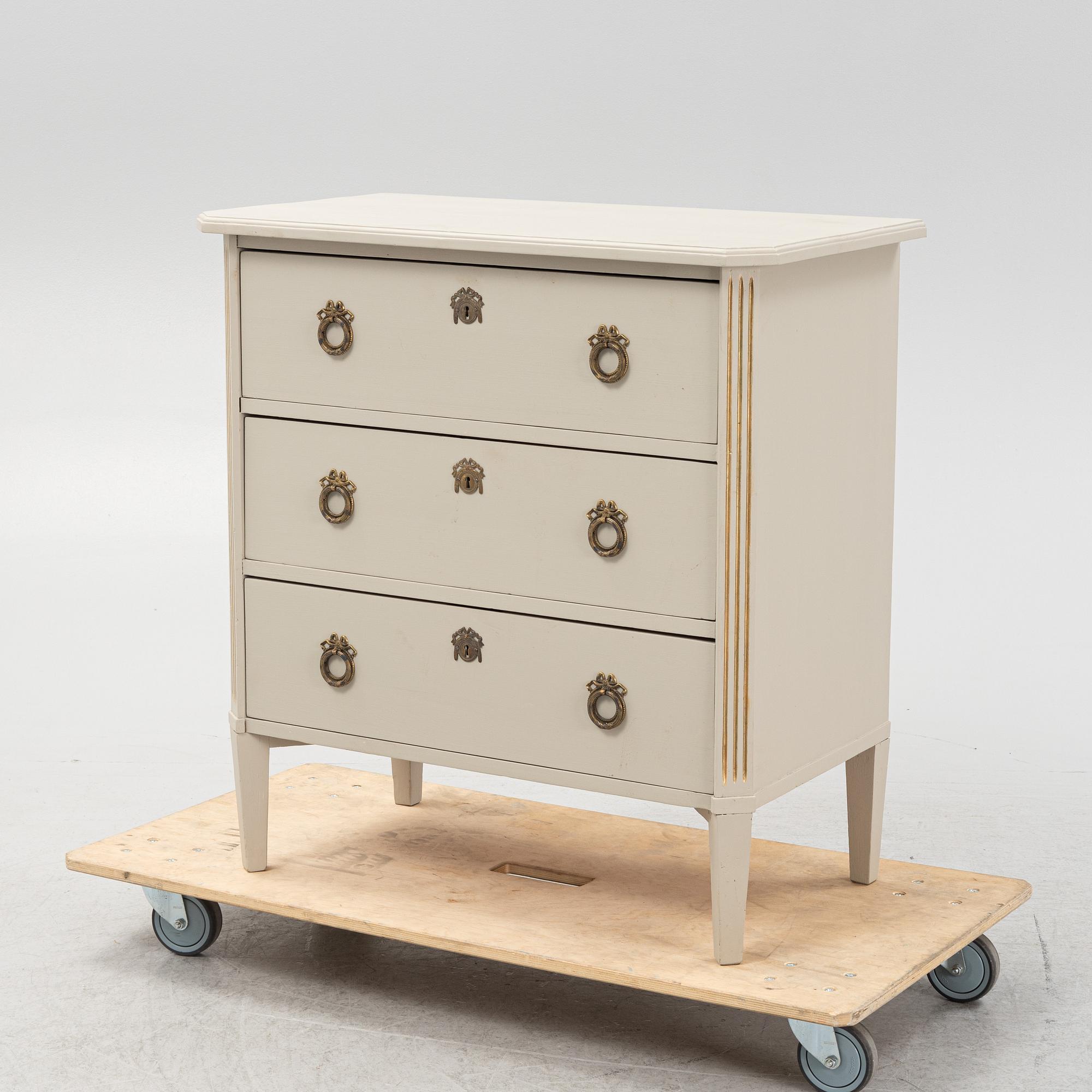 Chest of drawers, Gustavian style, first half of the 20th century.