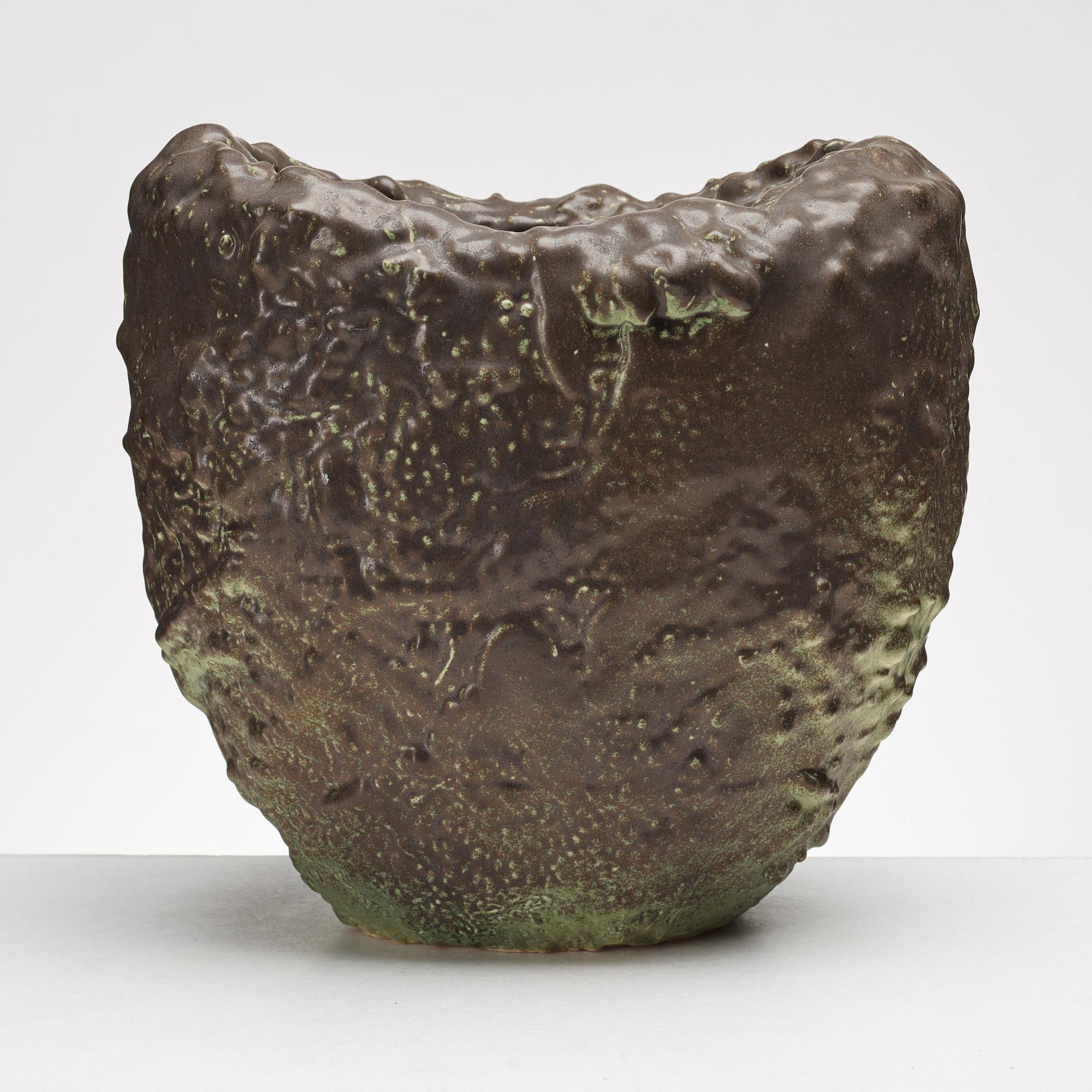 Mårten Medbo, vas, signerad och daterad 2001.