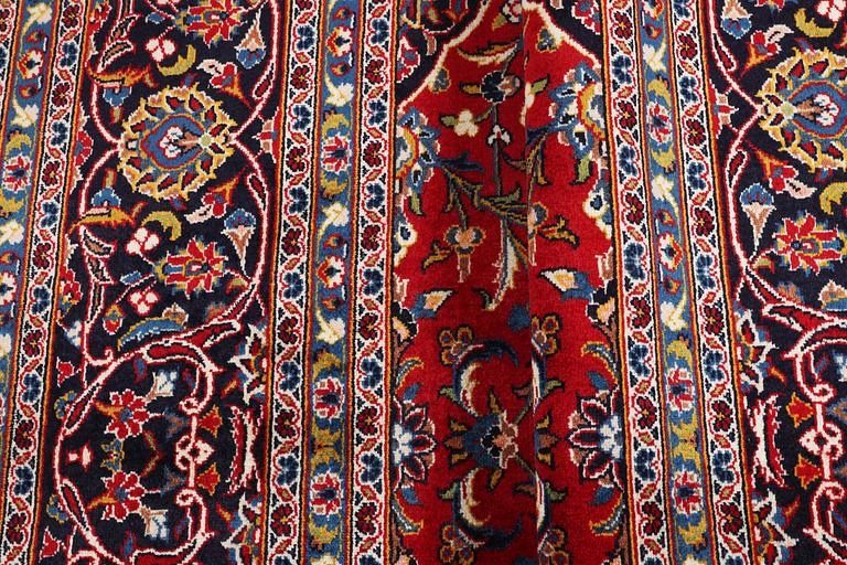 A carpet, Kashan, ca 497 x 298 cm.