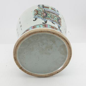 A Chinese porcelain urn with cover, 19th/20th century.