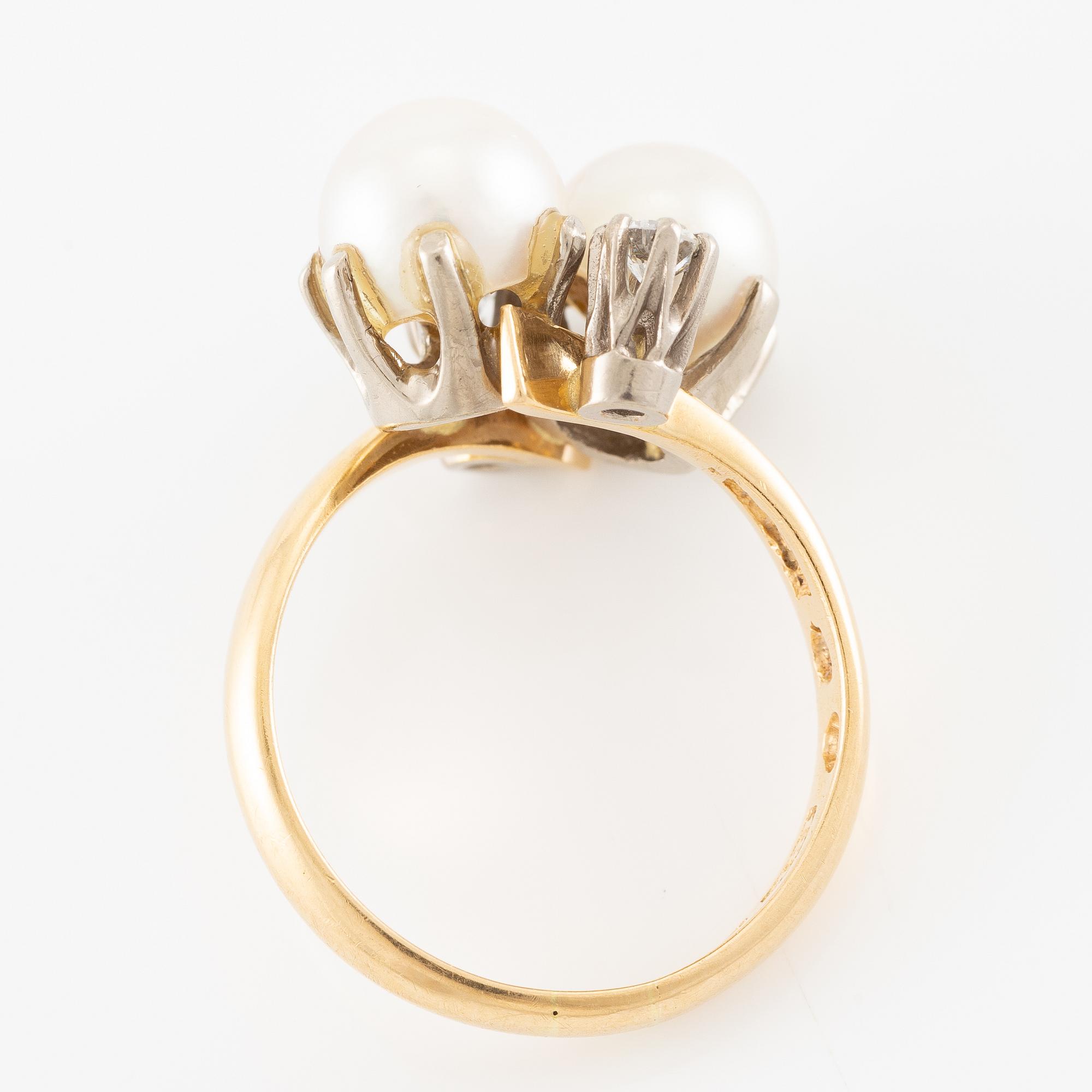 Ring in 18K gold with a cultured pearl and round brilliant-cut diamonds.