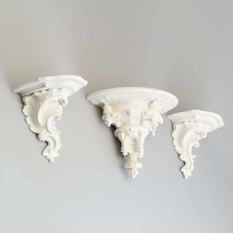 KONSOLER, tre st (2+1), parian, Gustafsberg 1899.