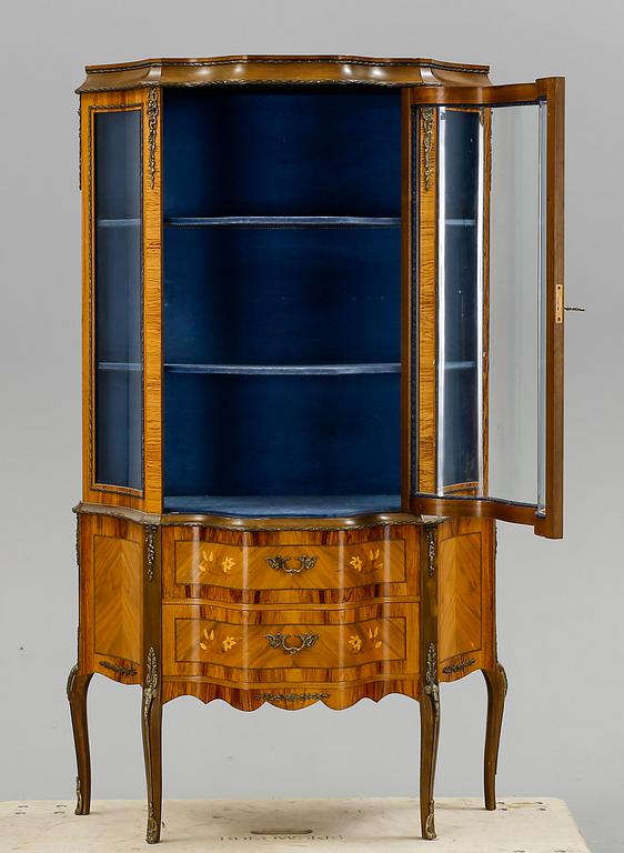 VITRINSKÅP, Louis XVI-stil, 1900-talets mitt.