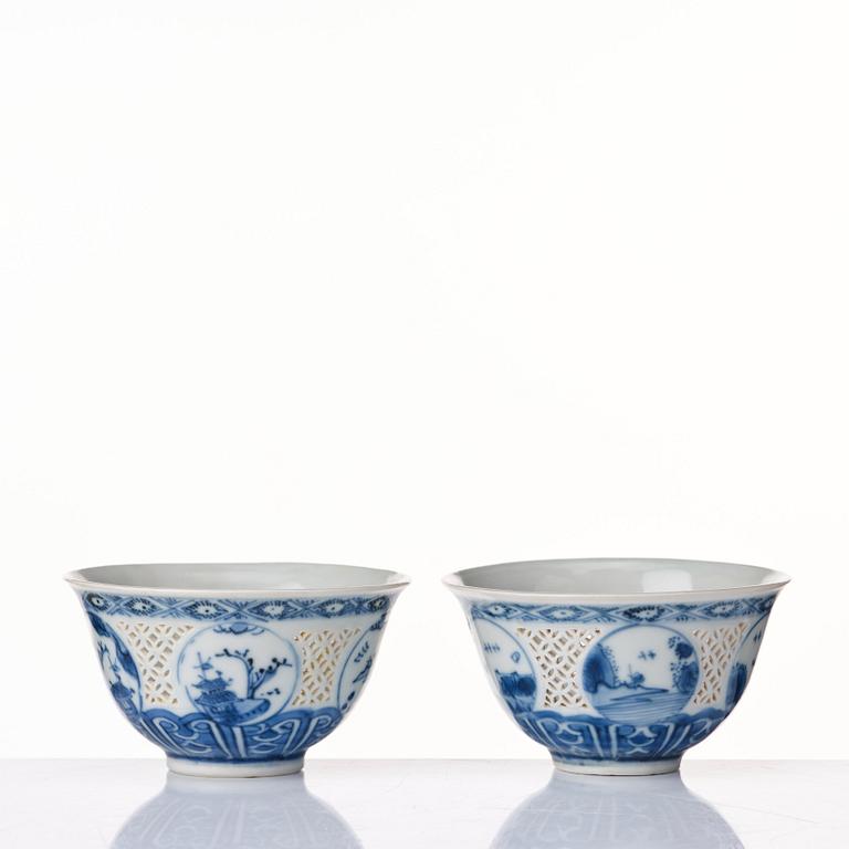 A pair of blue and white reticulated bowls, Transition, 17th Century.