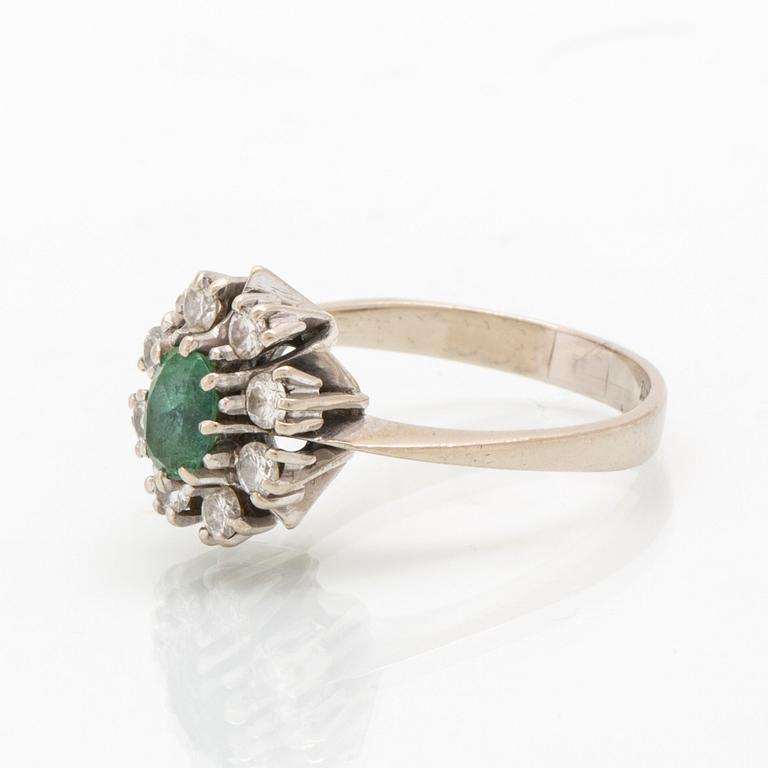 Ring carmosé 18K vitguld med oval fasetterad grön turmalin samt runda briljantslipade diamanter.