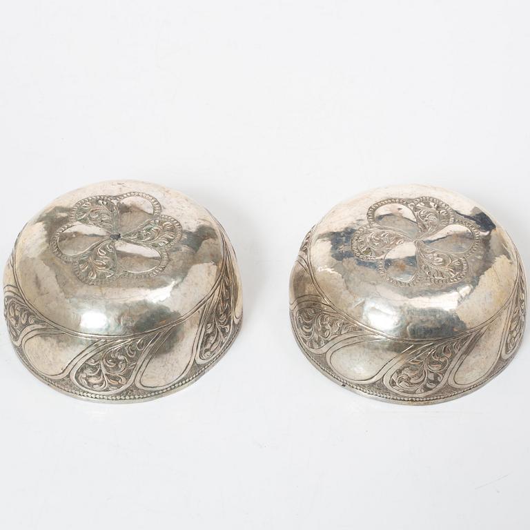 Skålar, tre stycken samt tre bägare och figurin, metall, Centralasien.