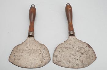 KÖKSREDSKAP, ett par, trä och metall, allmoge, sign. GES och dat. 1789.